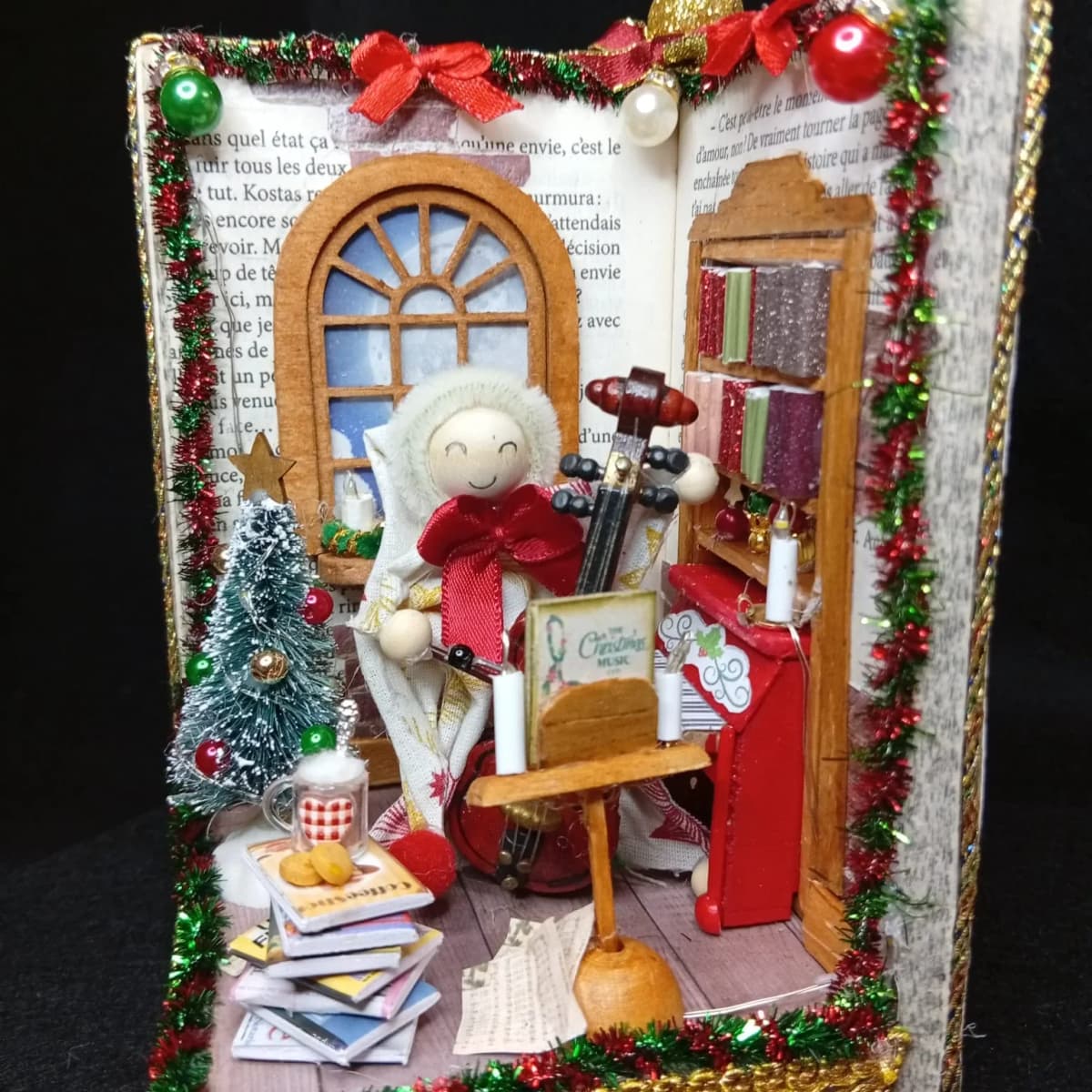 Lutin de Noël en booknook - image 1